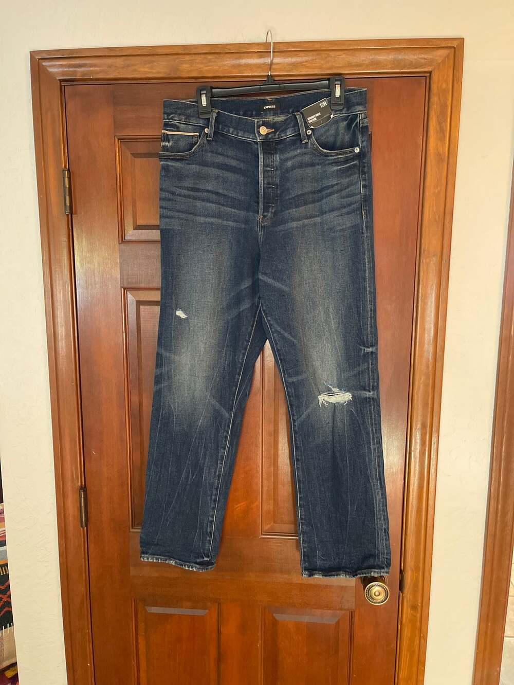 Express NWT dark-wash distressed straight-ankle jeans size 12